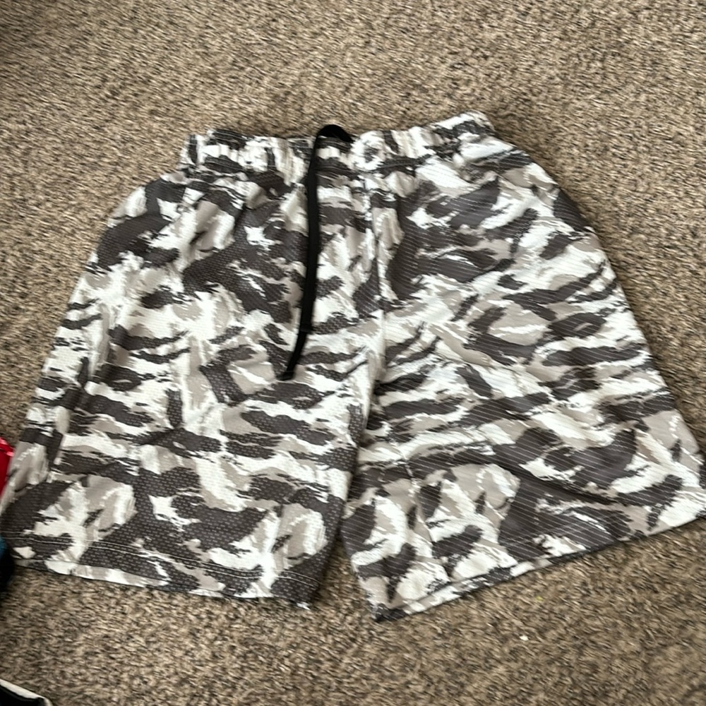 Men’s XL camo shorts